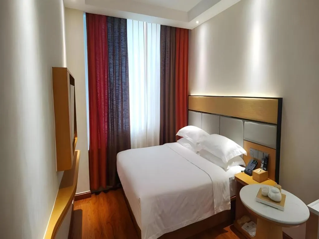 Bed in GreenTree Inn Geermu Walking Street Business Hotel
