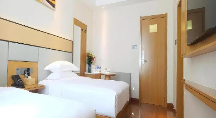 Bed in GreenTree Inn Geermu Walking Street Business Hotel