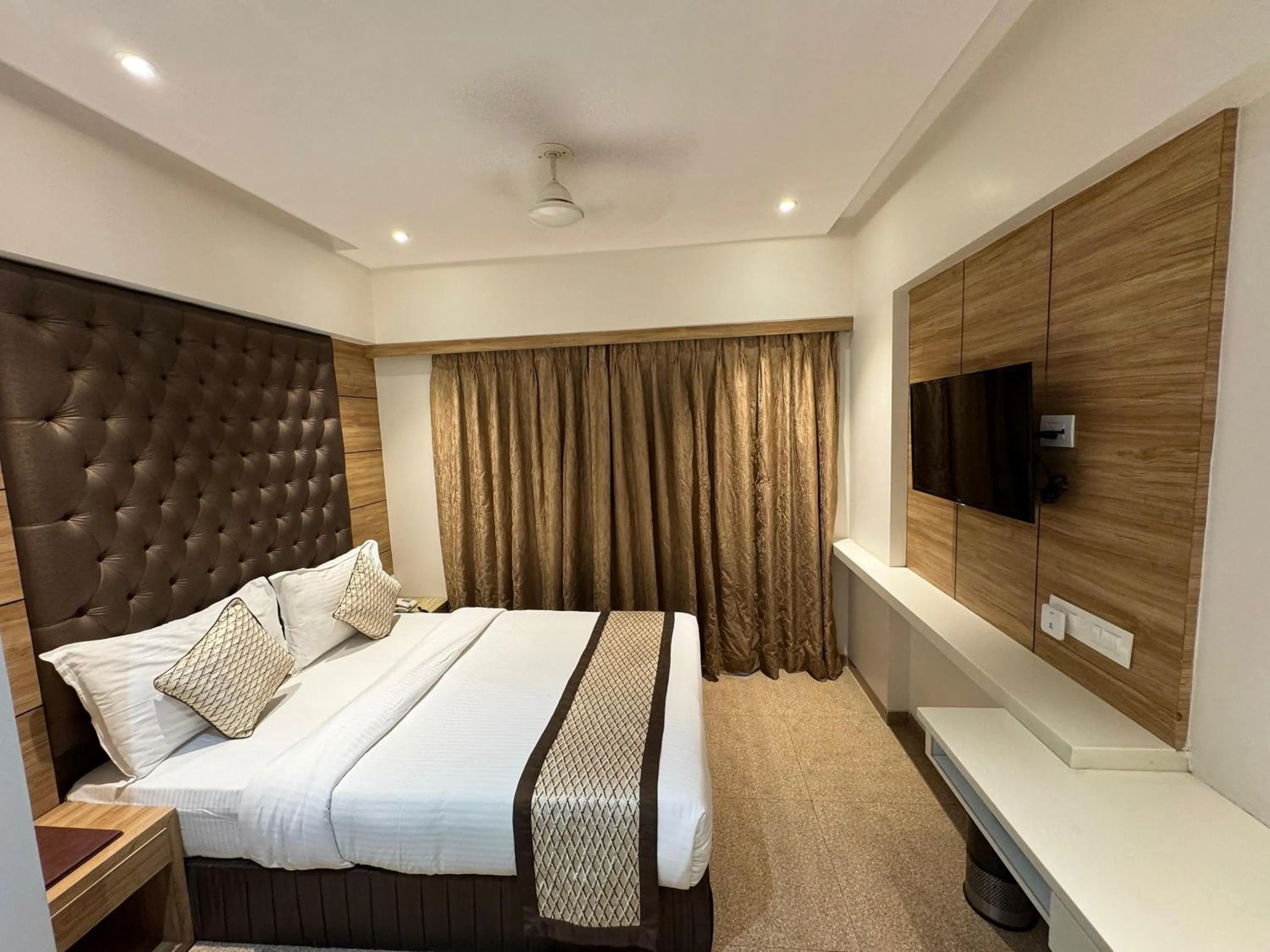 Bed in Hotel Pacific Residency