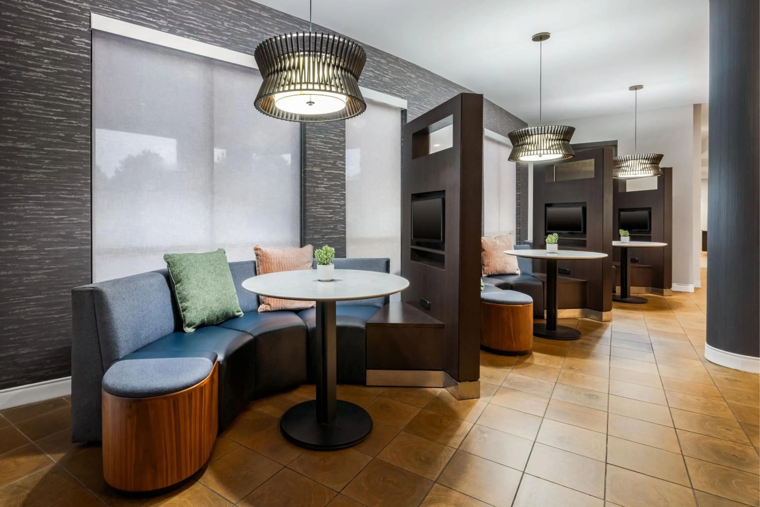 Restaurant/places to eat in Courtyard by Marriott Auburn