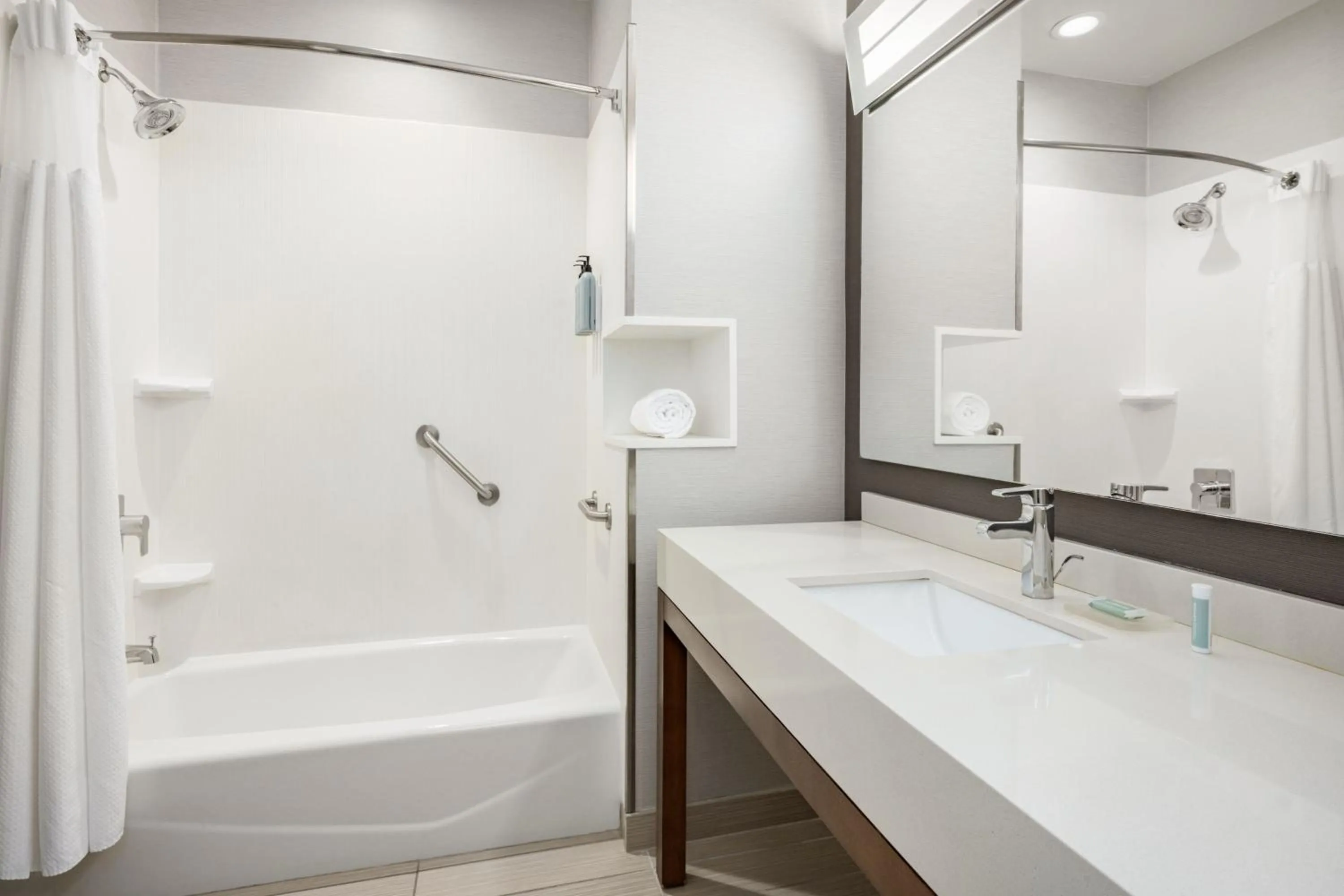 Bathroom in Courtyard by Marriott Auburn