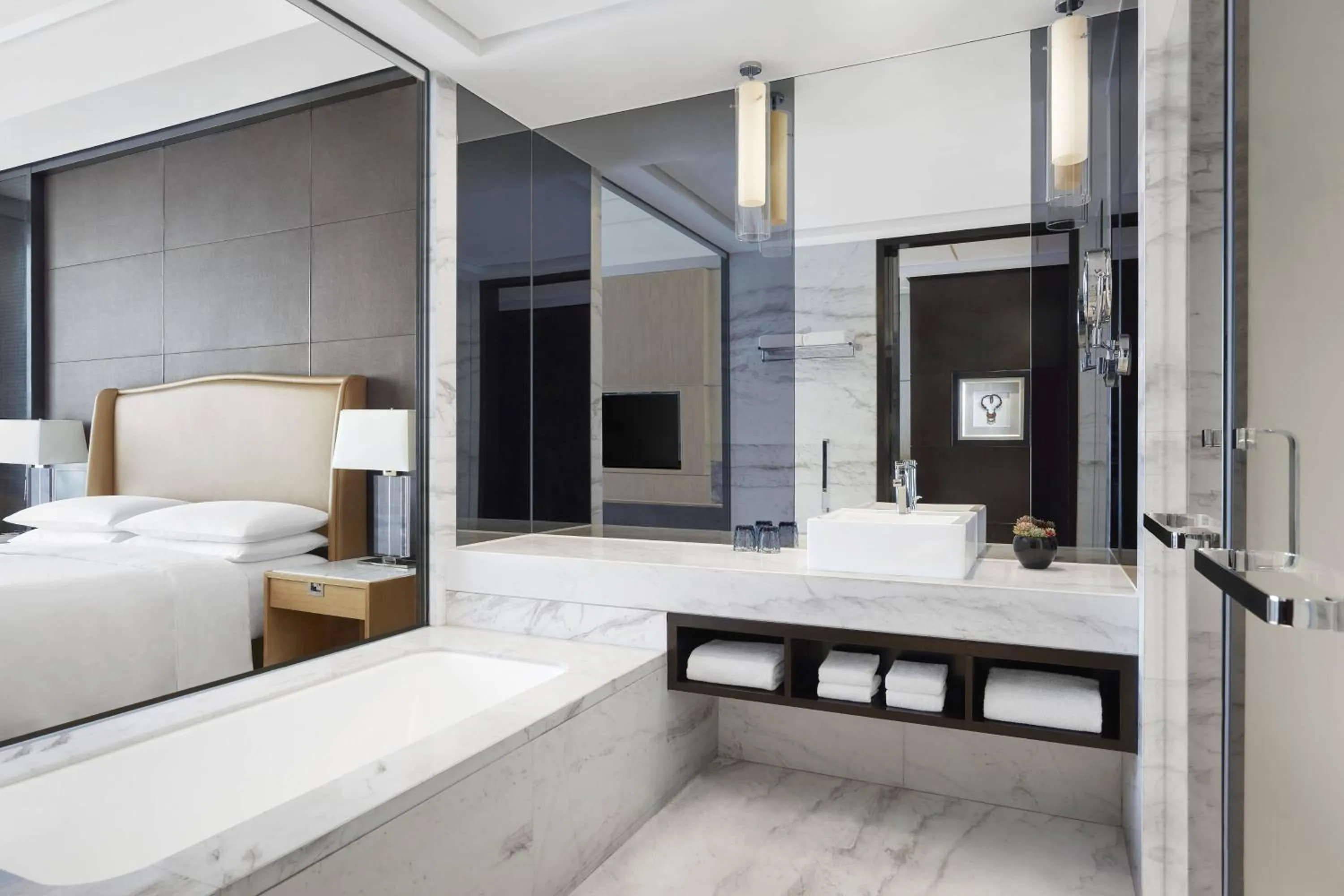 Bathroom, Bed in Zhuzhou Marriott Hotel