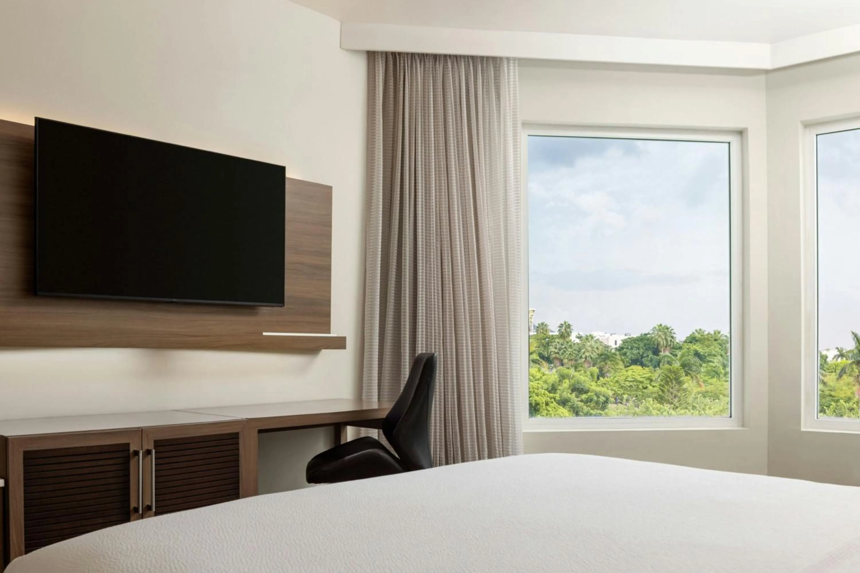 Photo of the whole room, Bed in Courtyard by Marriott Kingston, Jamaica