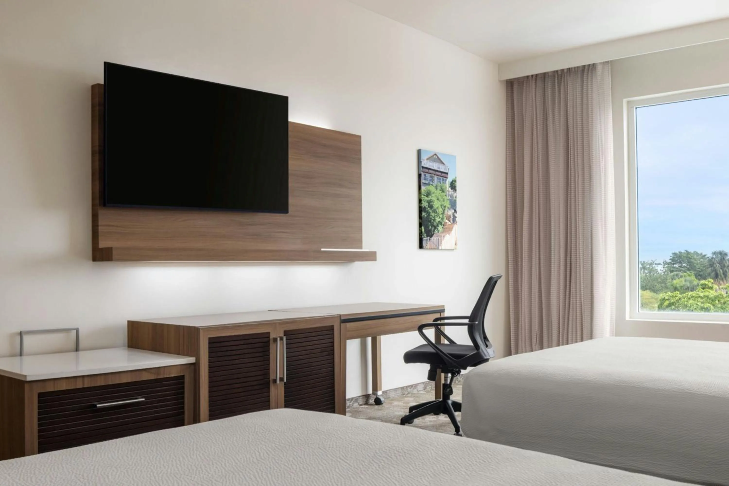 Photo of the whole room, Bed in Courtyard by Marriott Kingston, Jamaica