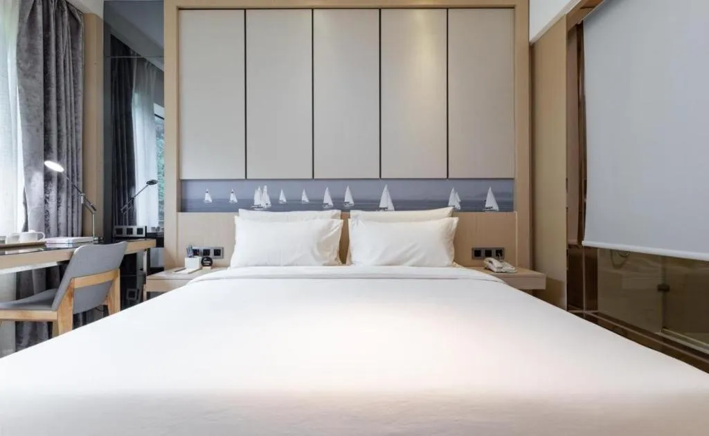 Bed in Atour Hotel Xiamen City Government Dongdu Passenger Transport Terminal