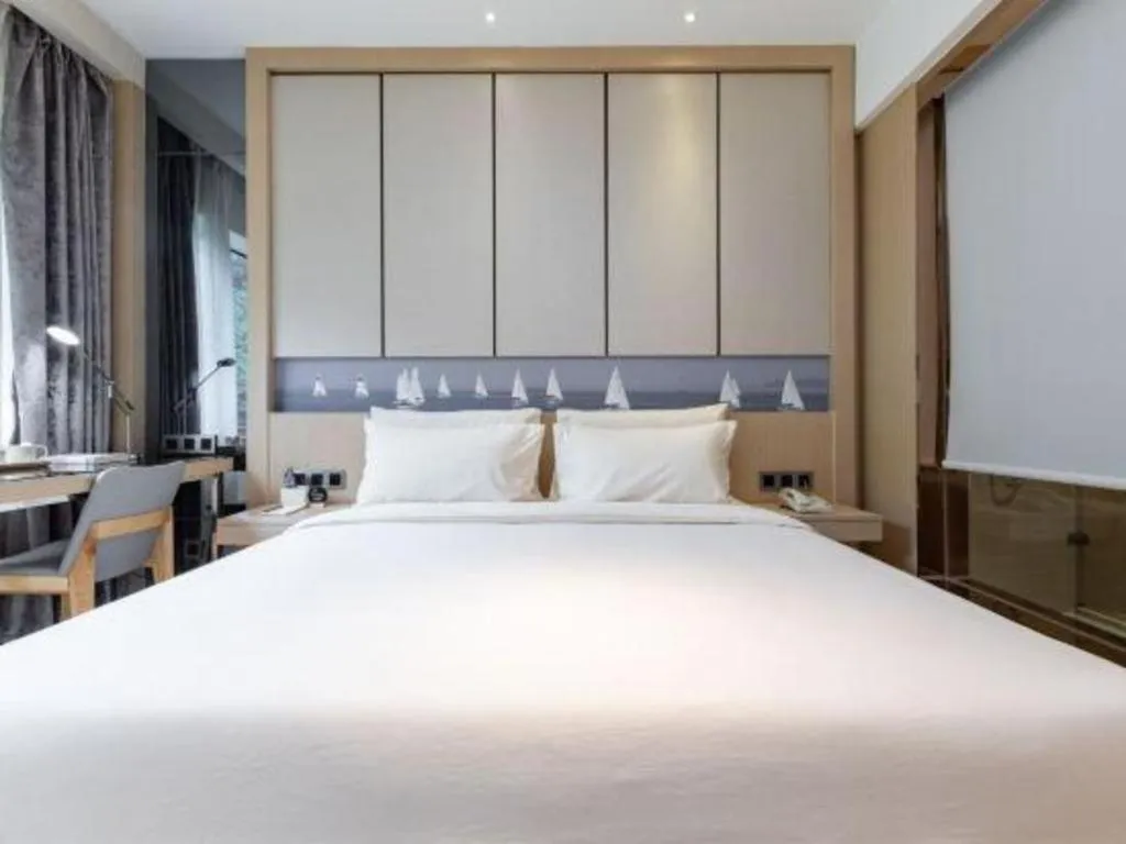 Bed in Atour Hotel Xiamen City Government Dongdu Passenger Transport Terminal