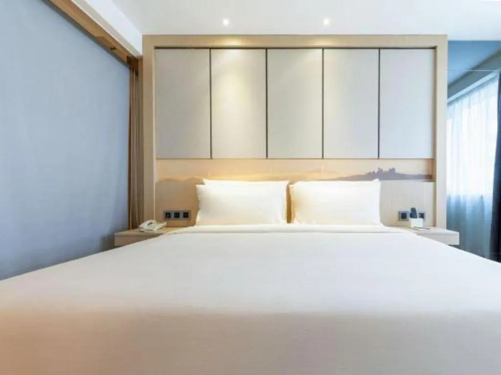 Bed in Atour Hotel Xiamen City Government Dongdu Passenger Transport Terminal