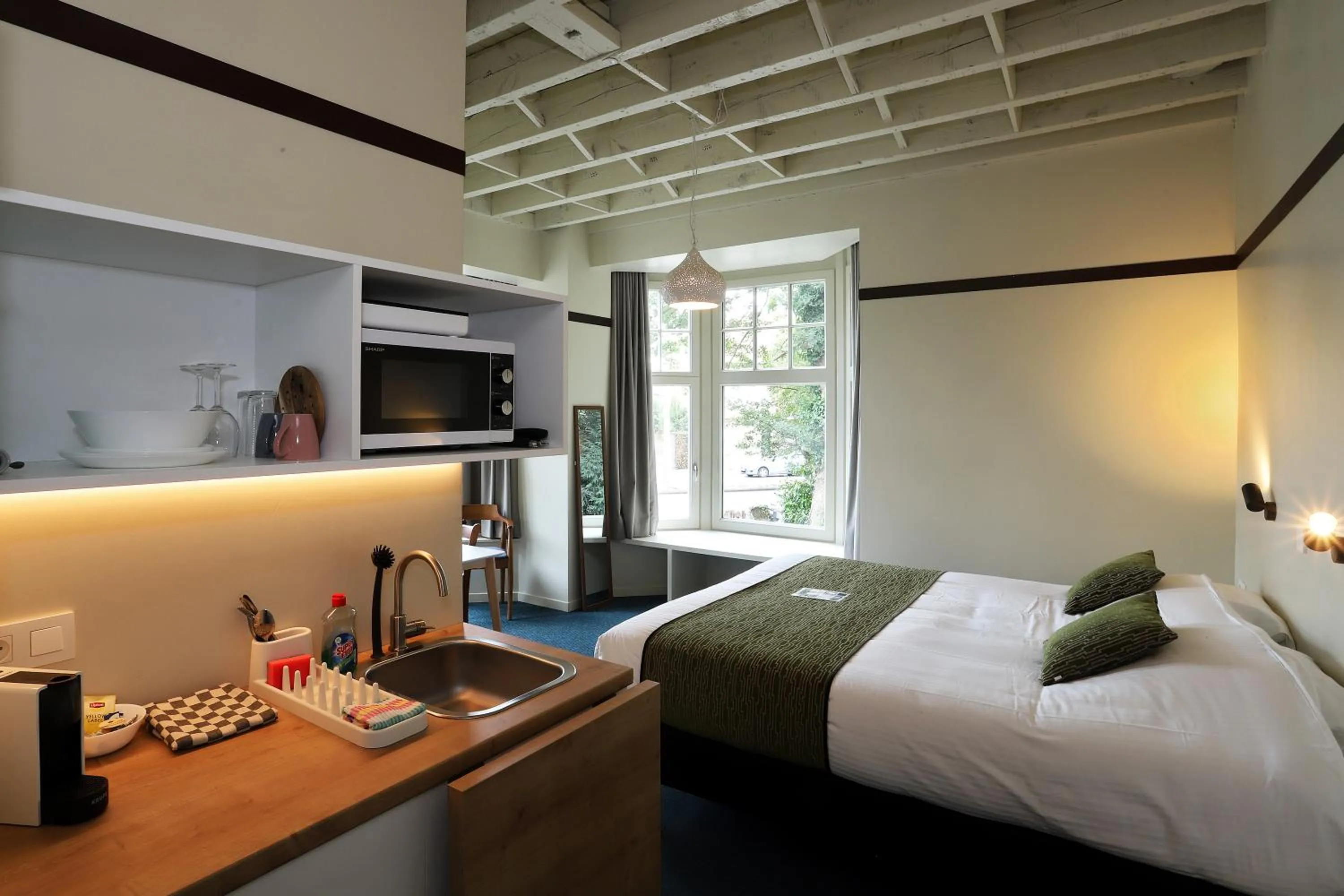 Kitchen or kitchenette, Bed in Aparthotel Acacia