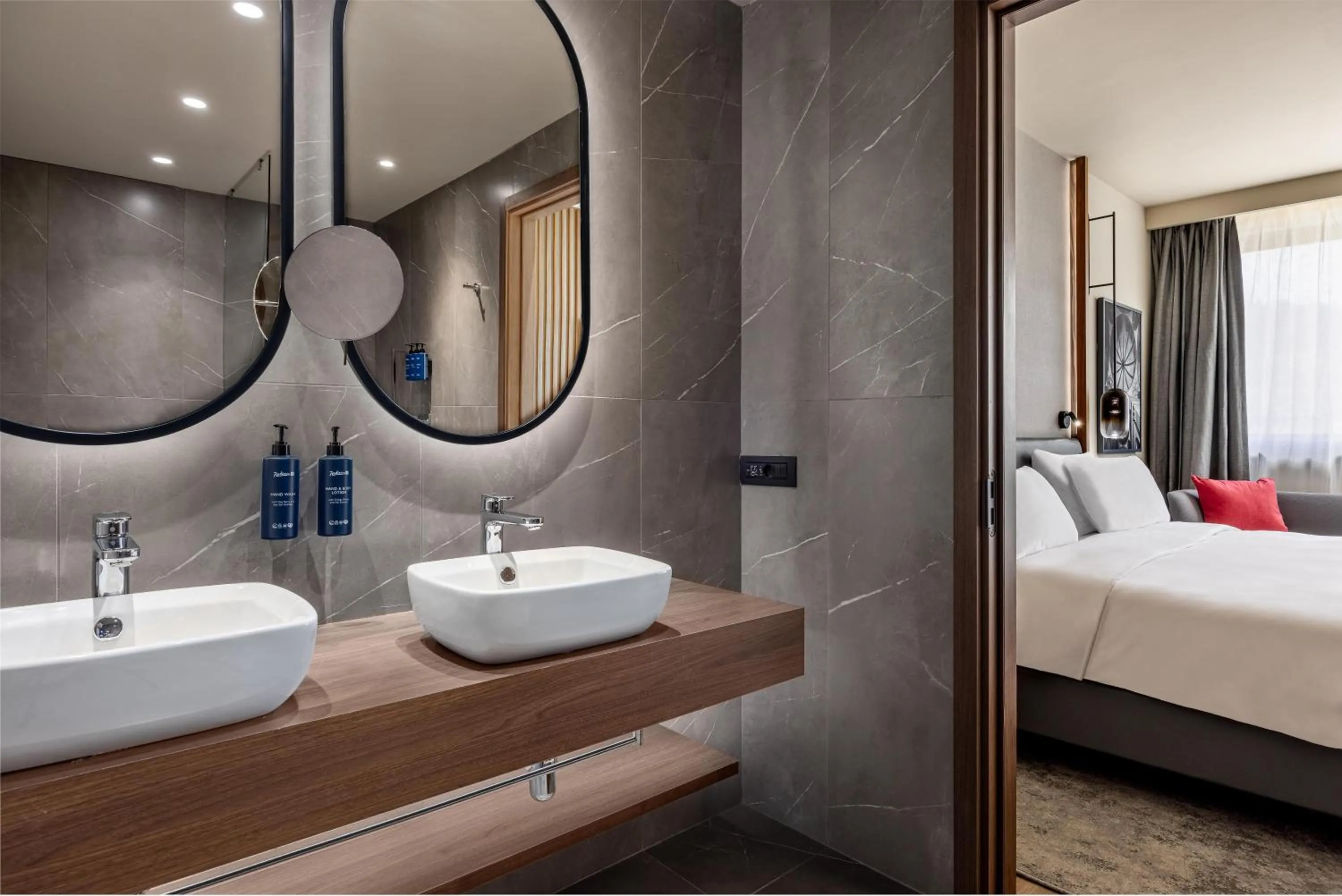 Bathroom, Bed in Radisson Blu Hotel, Florence