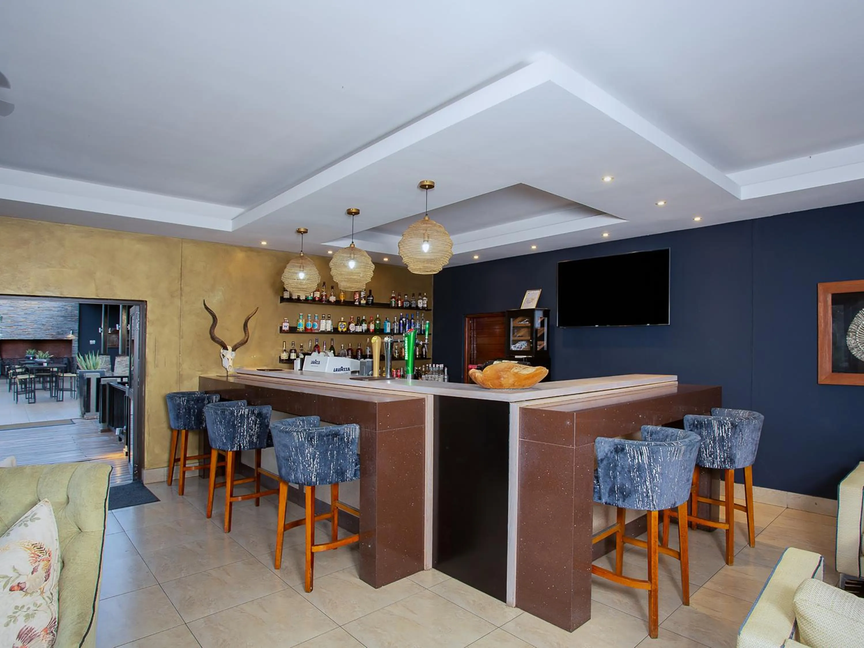 Lounge or bar in Shepherds Tree Game Reserve