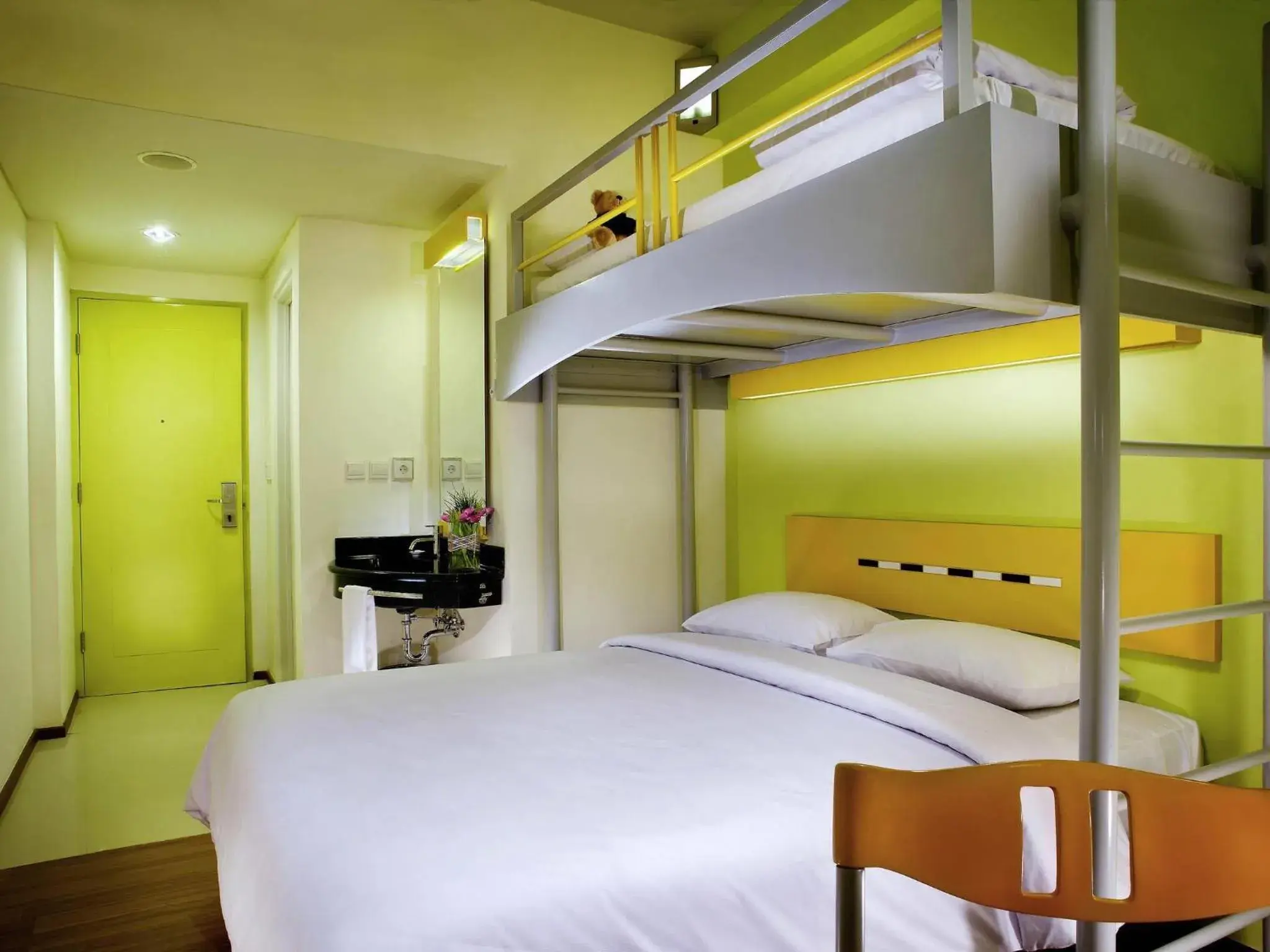 Queen Room with Bunk Bed in Ibis Budget Jakarta Cikini Queen Room with Bunk Bed in Ibis Budget Jakarta Cikini