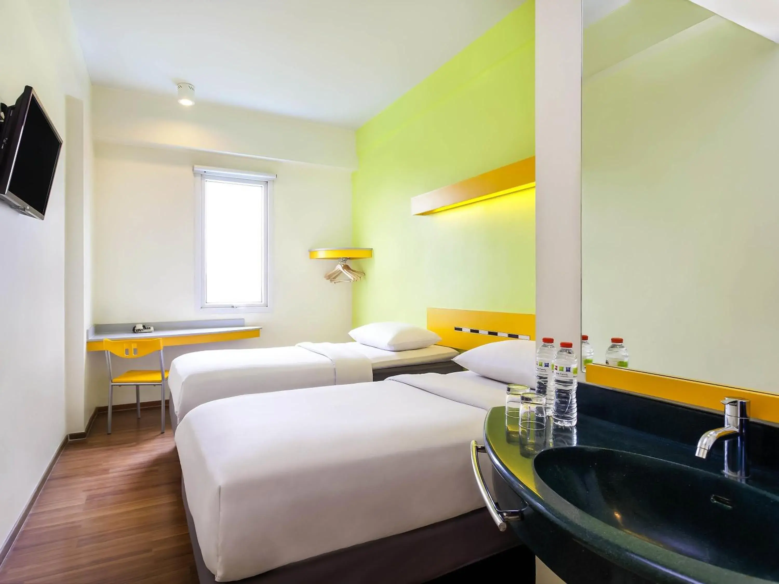 Double Room with Two Single Beds in Ibis Budget Jakarta Cikini Double Room with Two Single Beds in Ibis Budget Jakarta Cikini