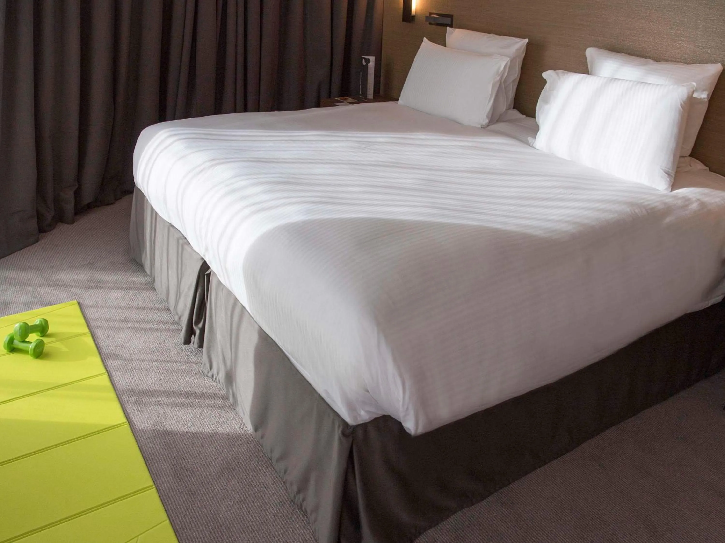 Bedroom, Bed in Pullman Paris Roissy Cdg Airport