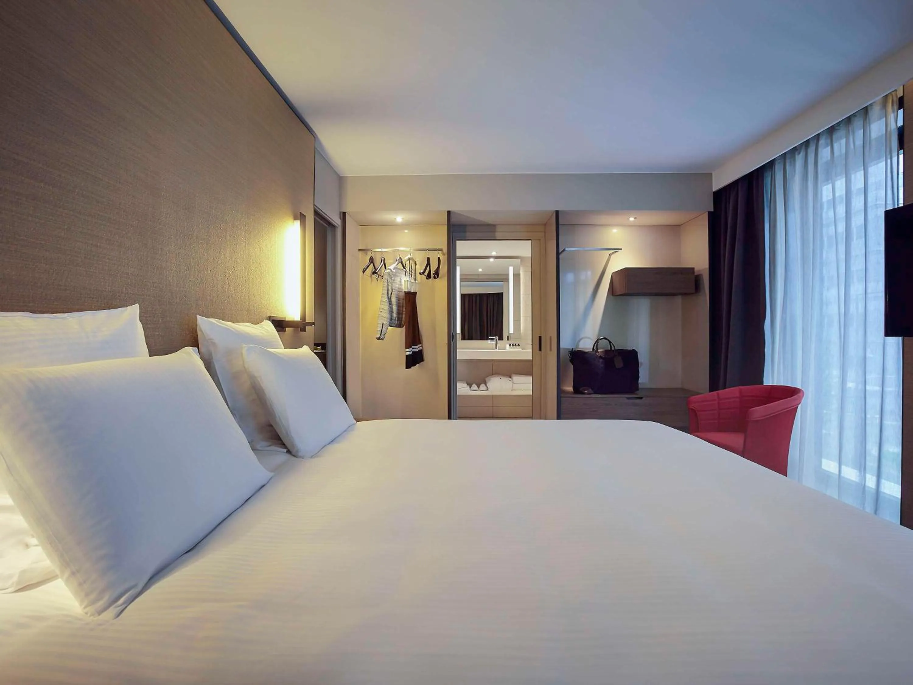 Bedroom, Bed in Pullman Paris Roissy Cdg Airport