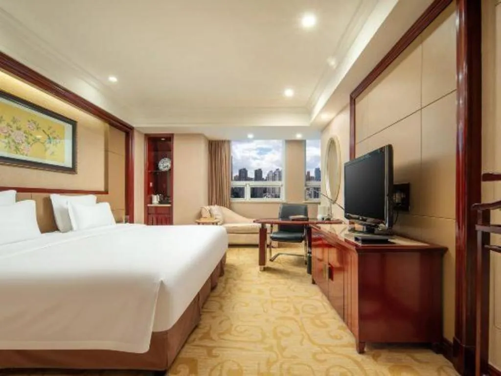 Bed in Chutian Guangdong International Hotel