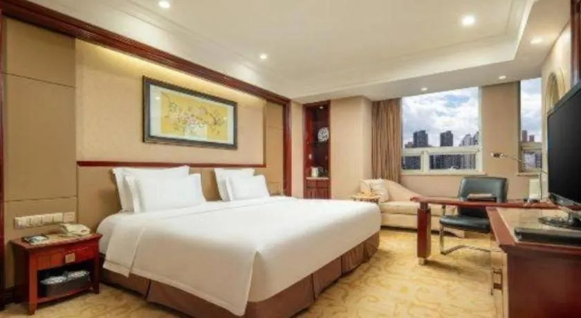 Bed in Chutian Guangdong International Hotel