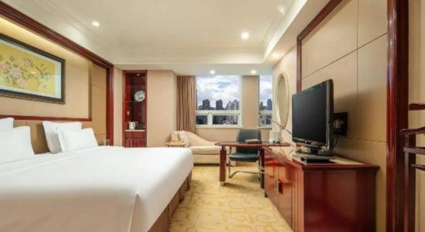 Bed in Chutian Guangdong International Hotel
