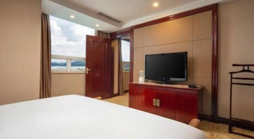 Bed in Chutian Guangdong International Hotel