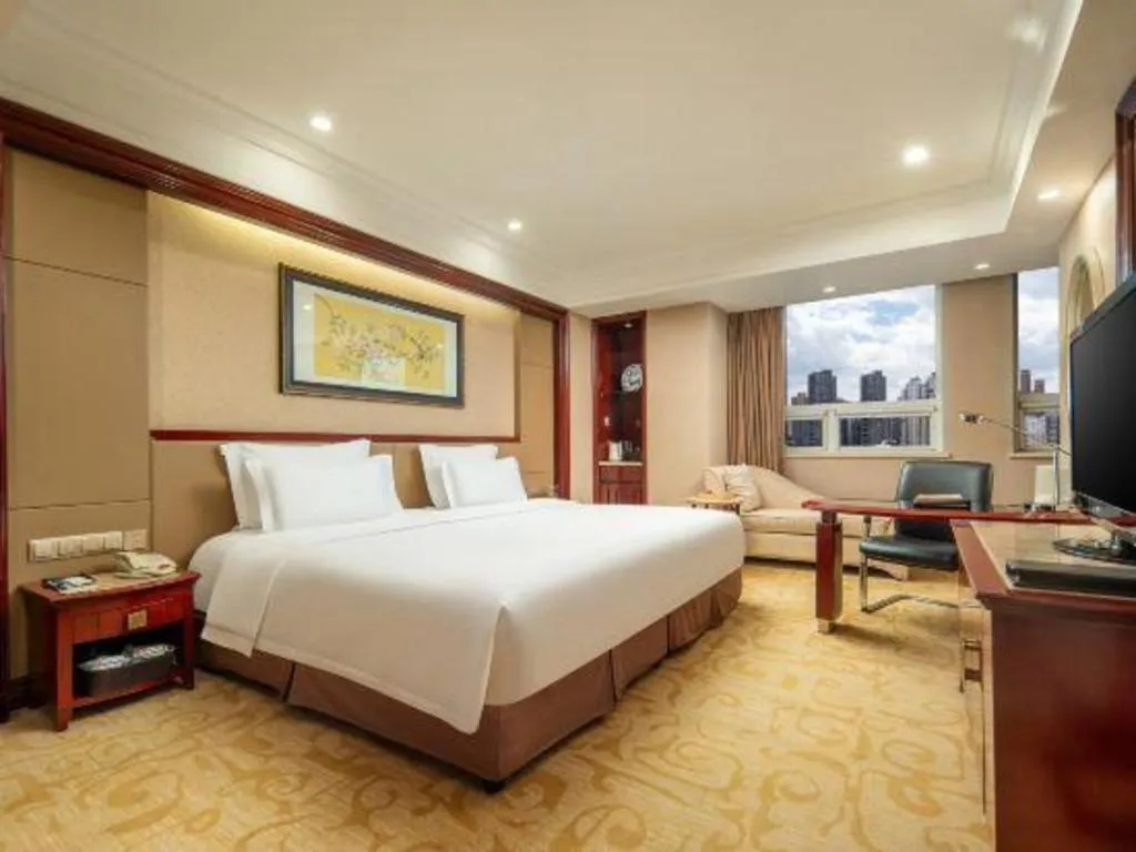Bed in Chutian Guangdong International Hotel