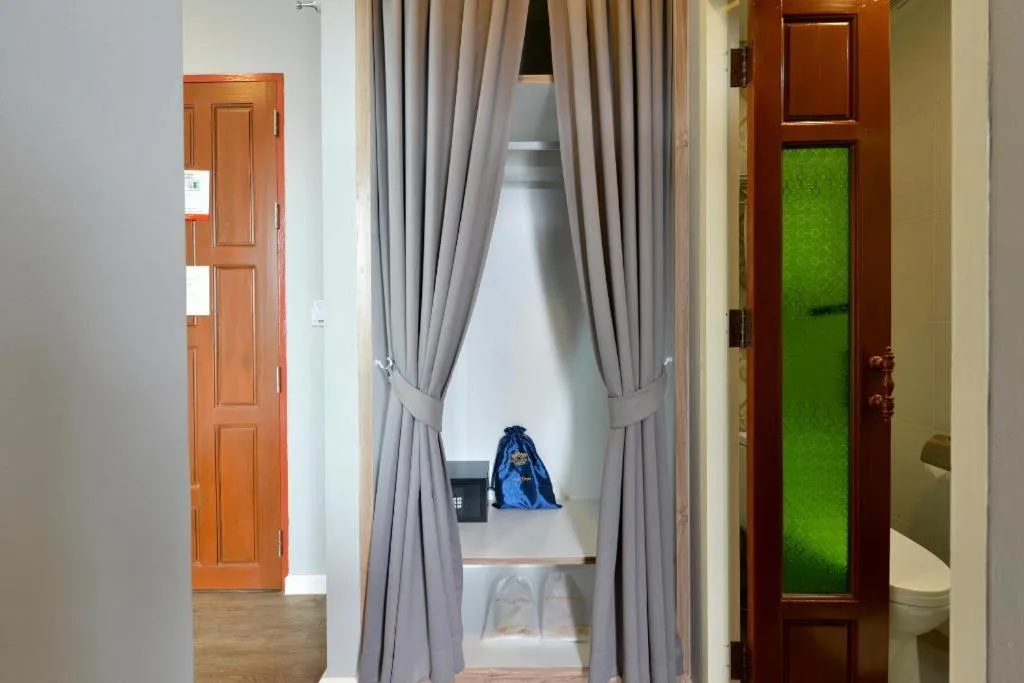 Amphawa Riverfront Hotel