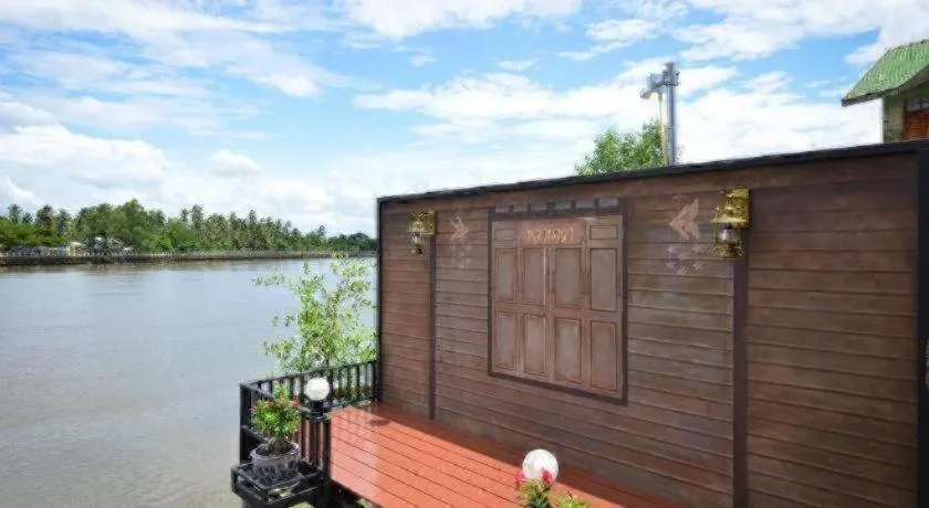 Amphawa Riverfront Hotel