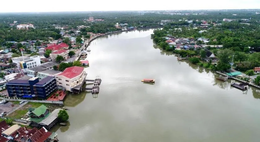 Amphawa Riverfront Hotel