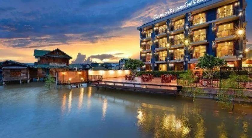 Amphawa Riverfront Hotel