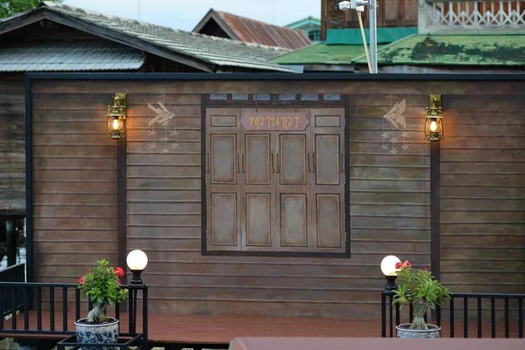 Amphawa Riverfront Hotel