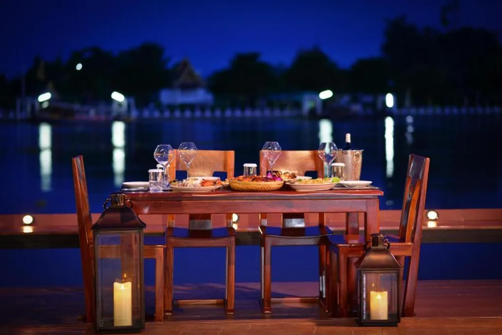 Amphawa Riverfront Hotel