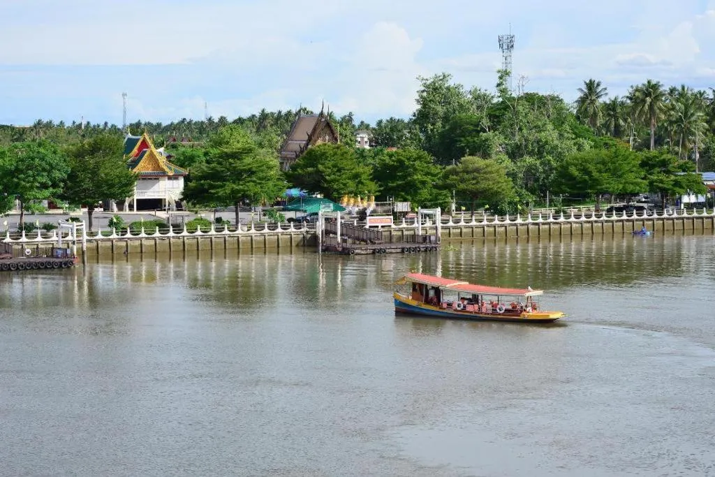 Amphawa Riverfront Hotel