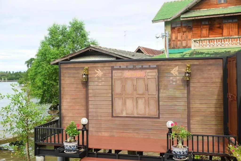 Amphawa Riverfront Hotel