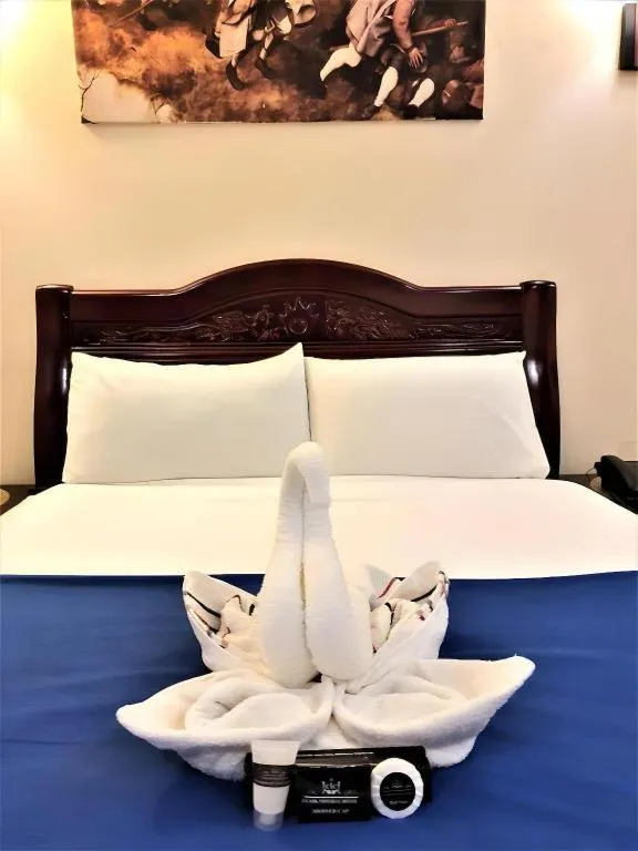 Bed in Clark Imperial Hotel