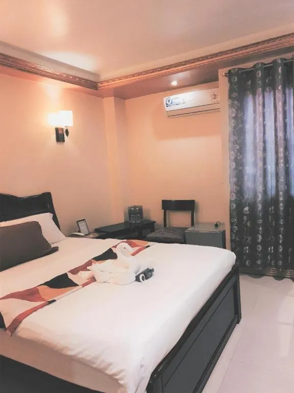 Bed in Clark Imperial Hotel