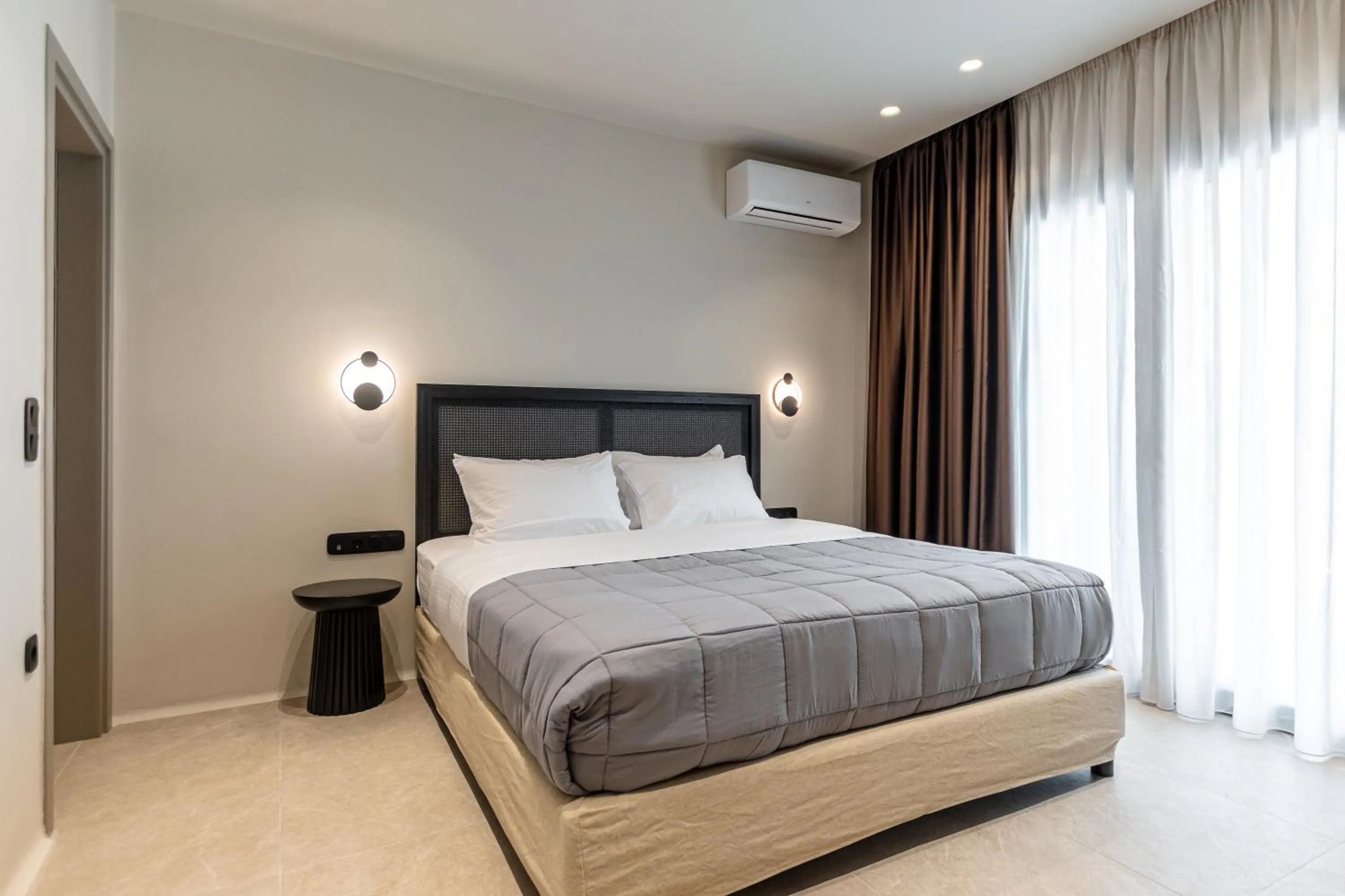 Staff, Bed in Lithia Exclusive Villas