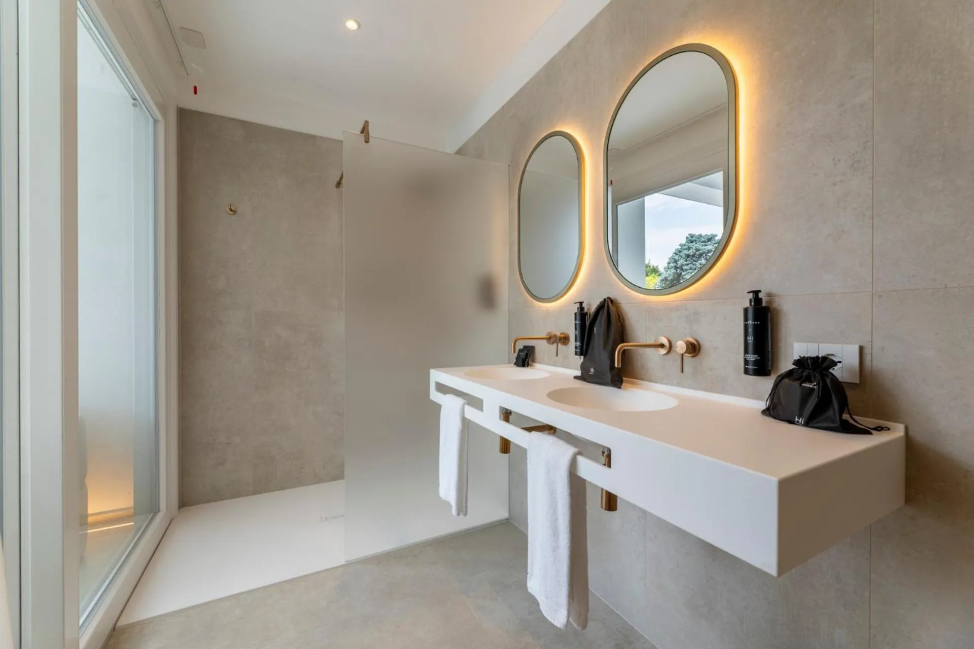 Bathroom in Hi Hotels Sirmione - Lakeview Pool