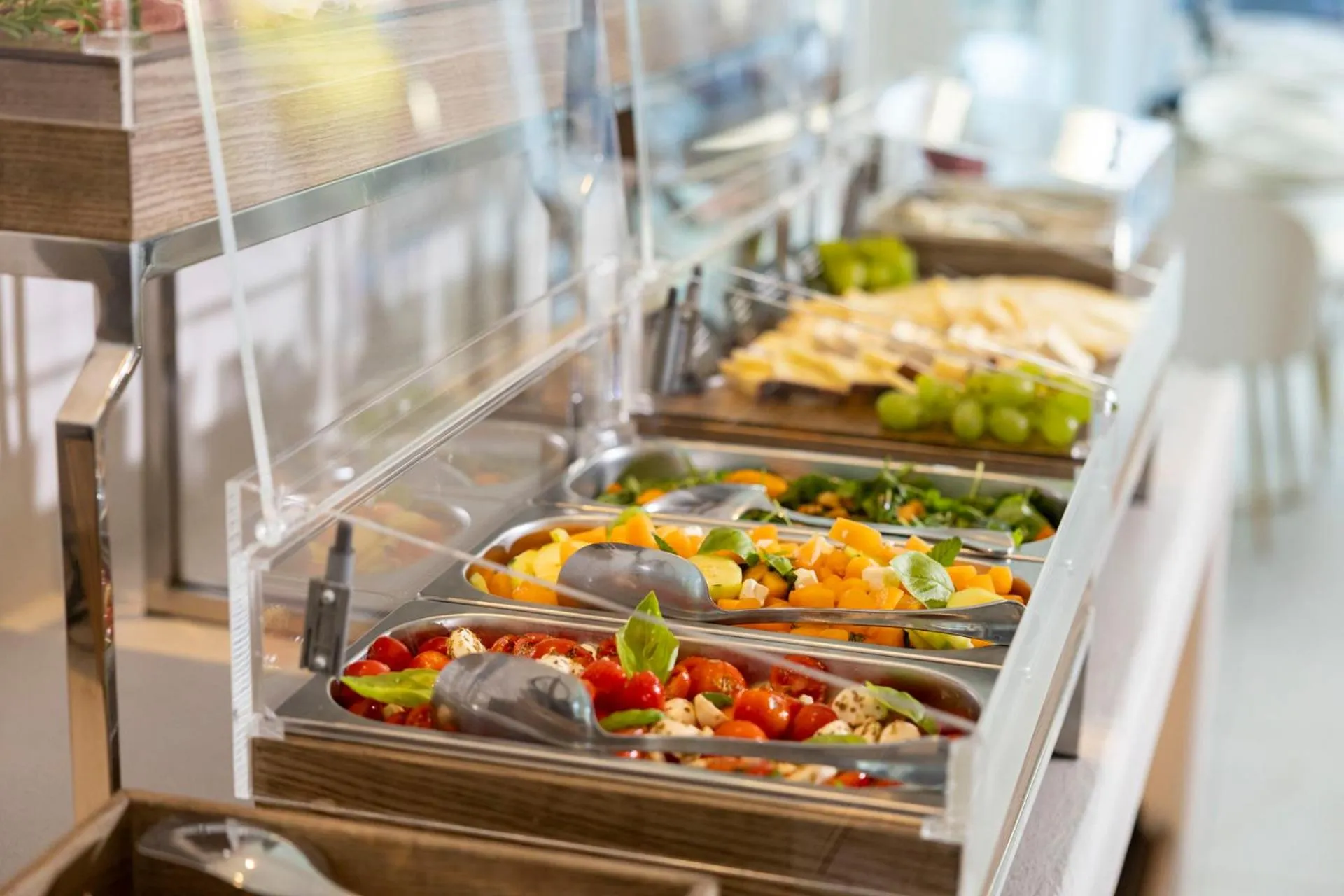 Food in Hi Hotels Sirmione - Lakeview Pool