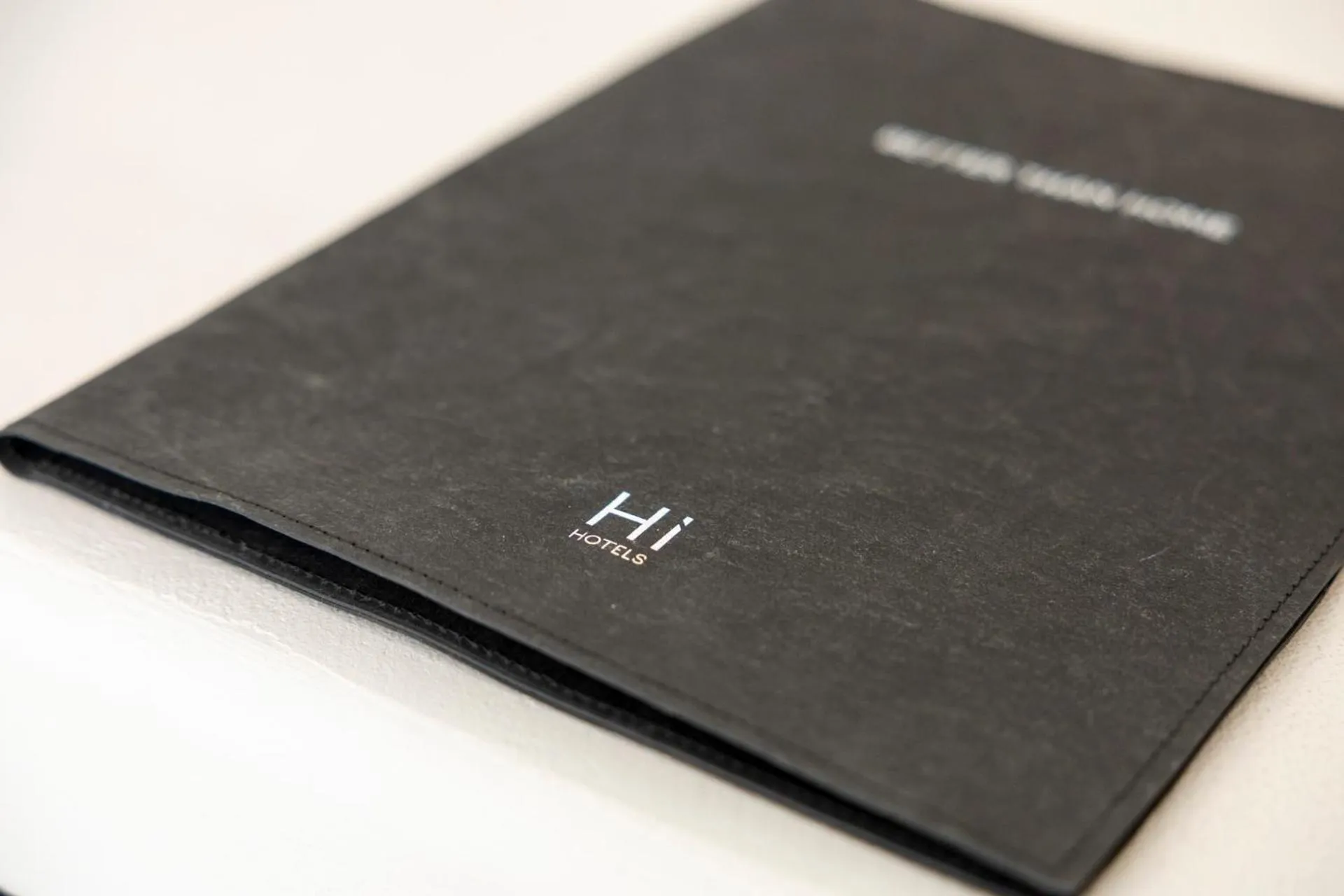 Text overlay in Hi Hotels Sirmione - Lakeview Pool