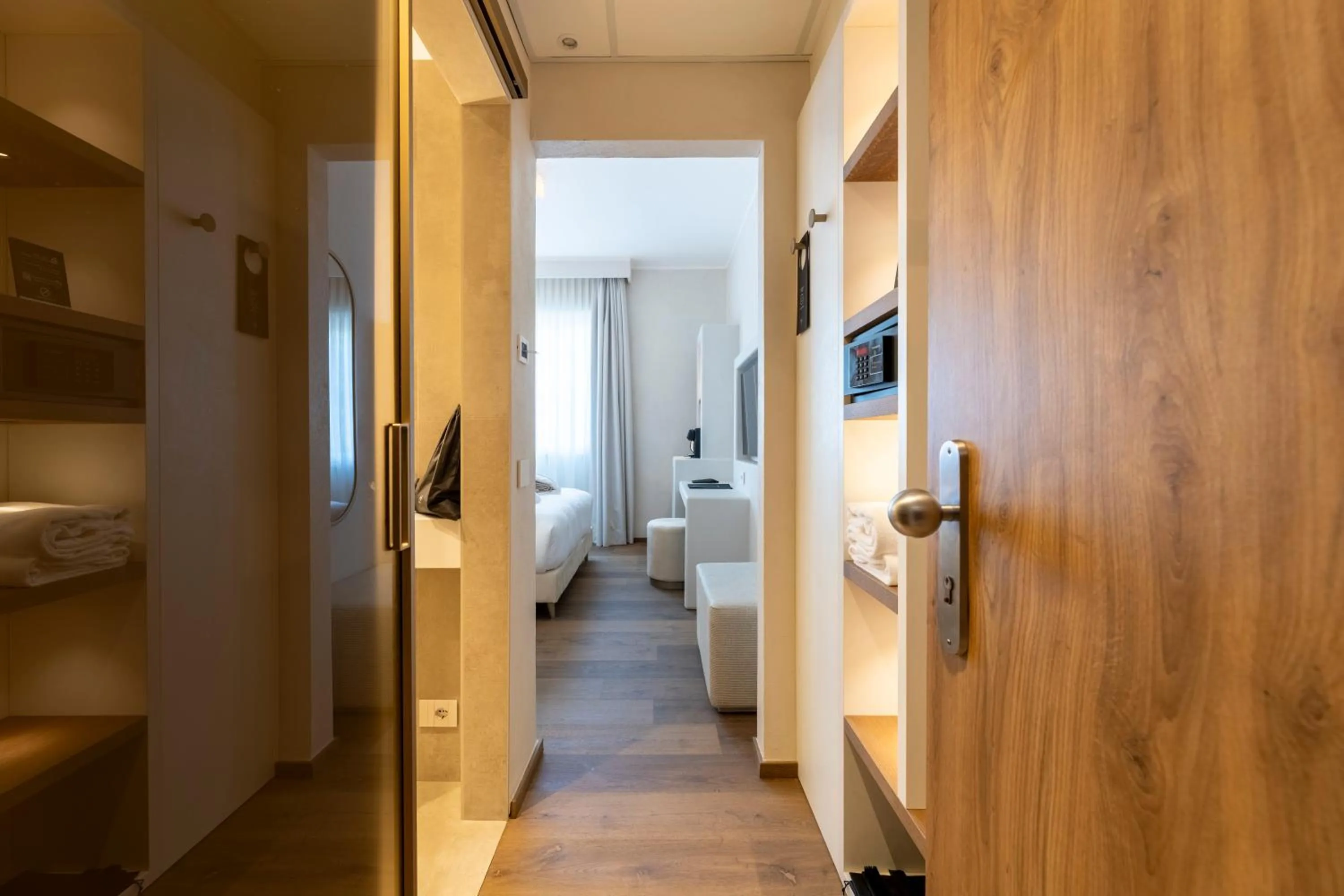 Bed in Hi Hotels Sirmione - Lakeview Pool