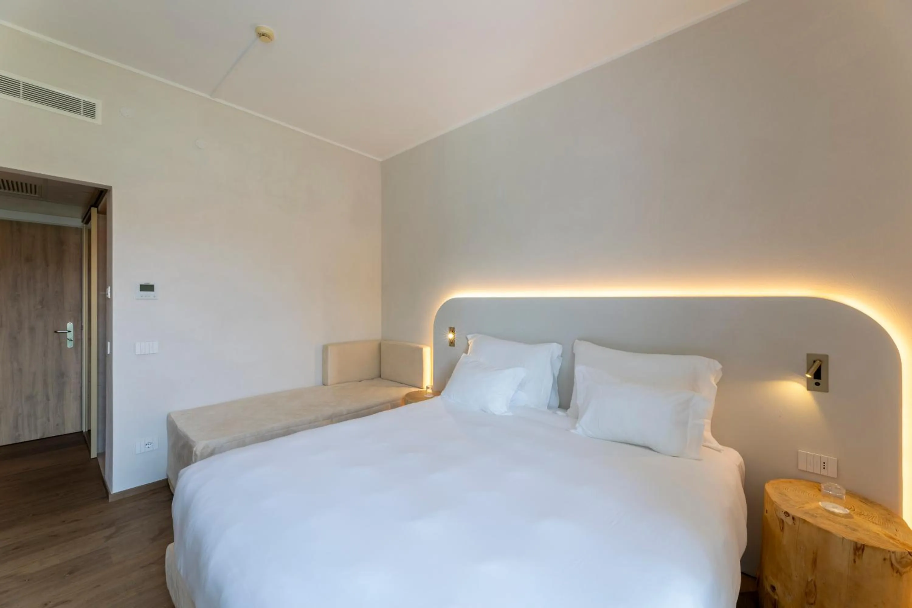 Bed in Hi Hotels Sirmione - Lakeview Pool