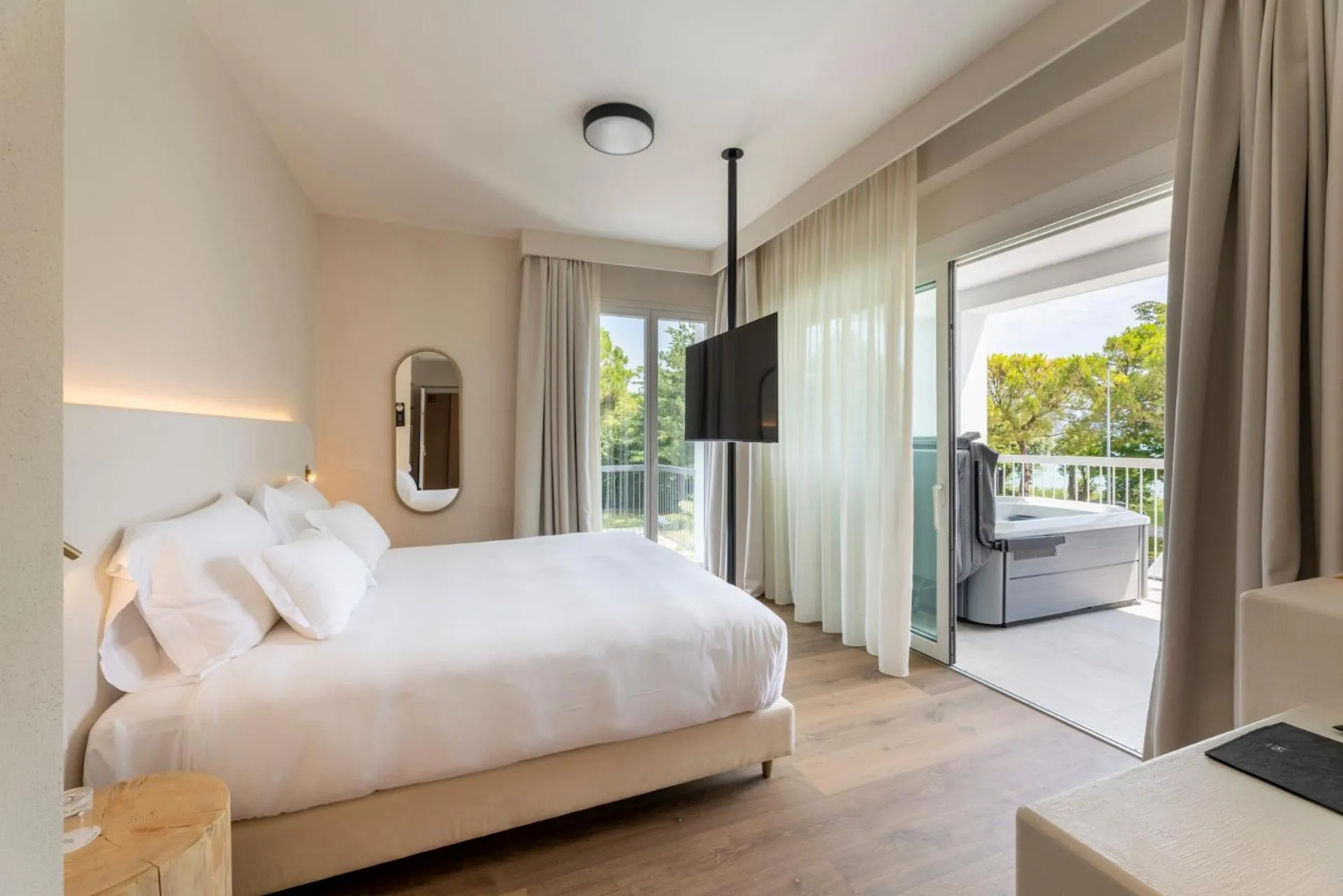 Balcony/Terrace, Bed in Hi Hotels Sirmione - Lakeview Pool