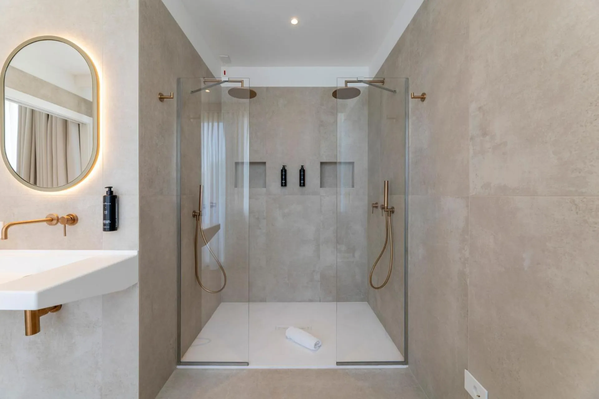 Shower in Hi Hotels Sirmione - Lakeview Pool