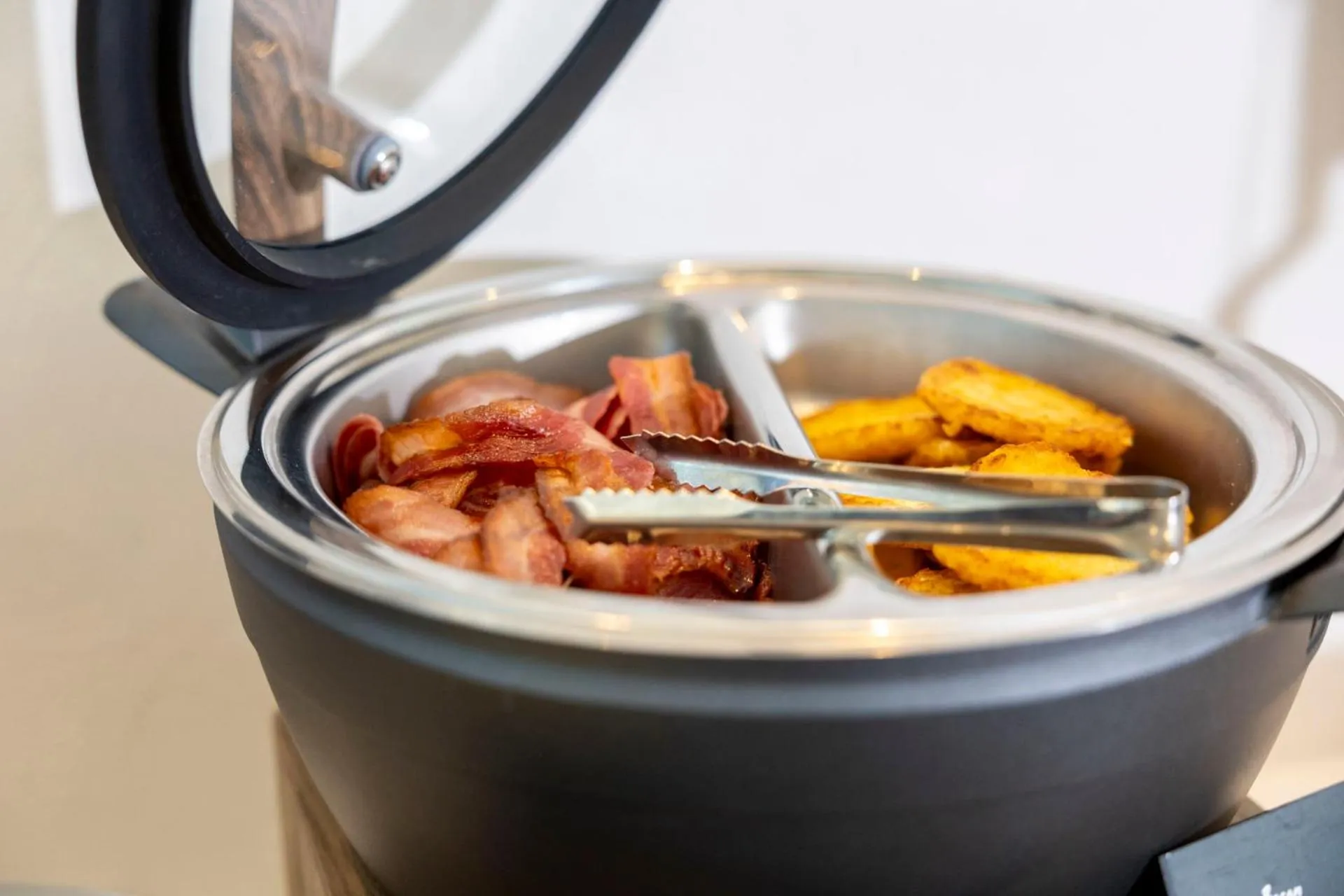 Food and drinks in Hi Hotels Sirmione - Lakeview Pool