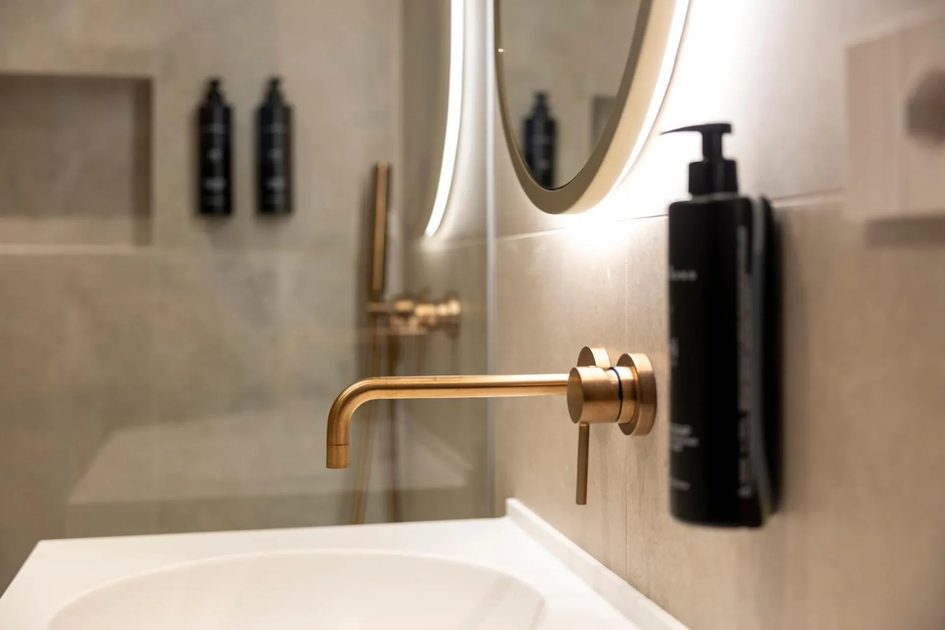 Bathroom in Hi Hotels Sirmione - Lakeview Pool