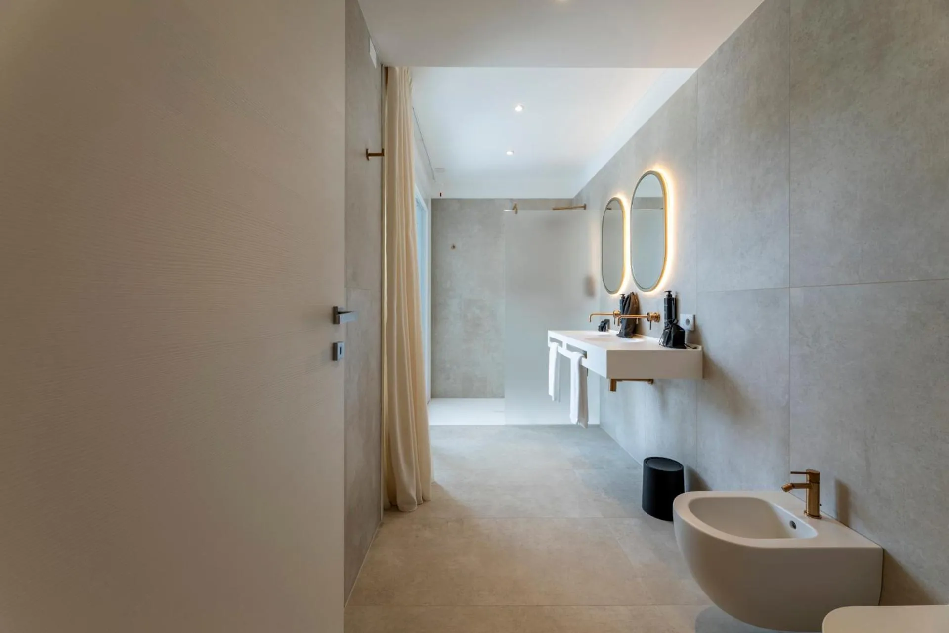 Bathroom in Hi Hotels Sirmione - Lakeview Pool