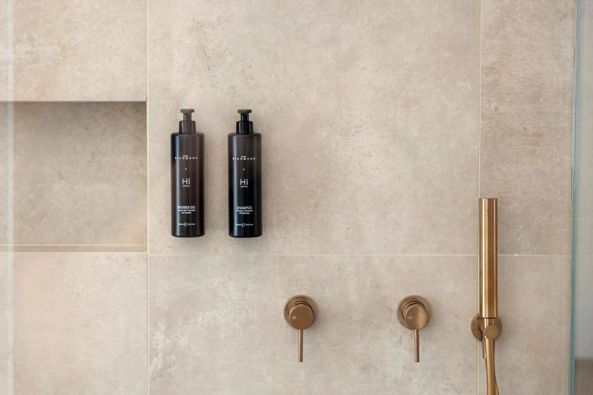 Bathroom in Hi Hotels Sirmione - Lakeview Pool