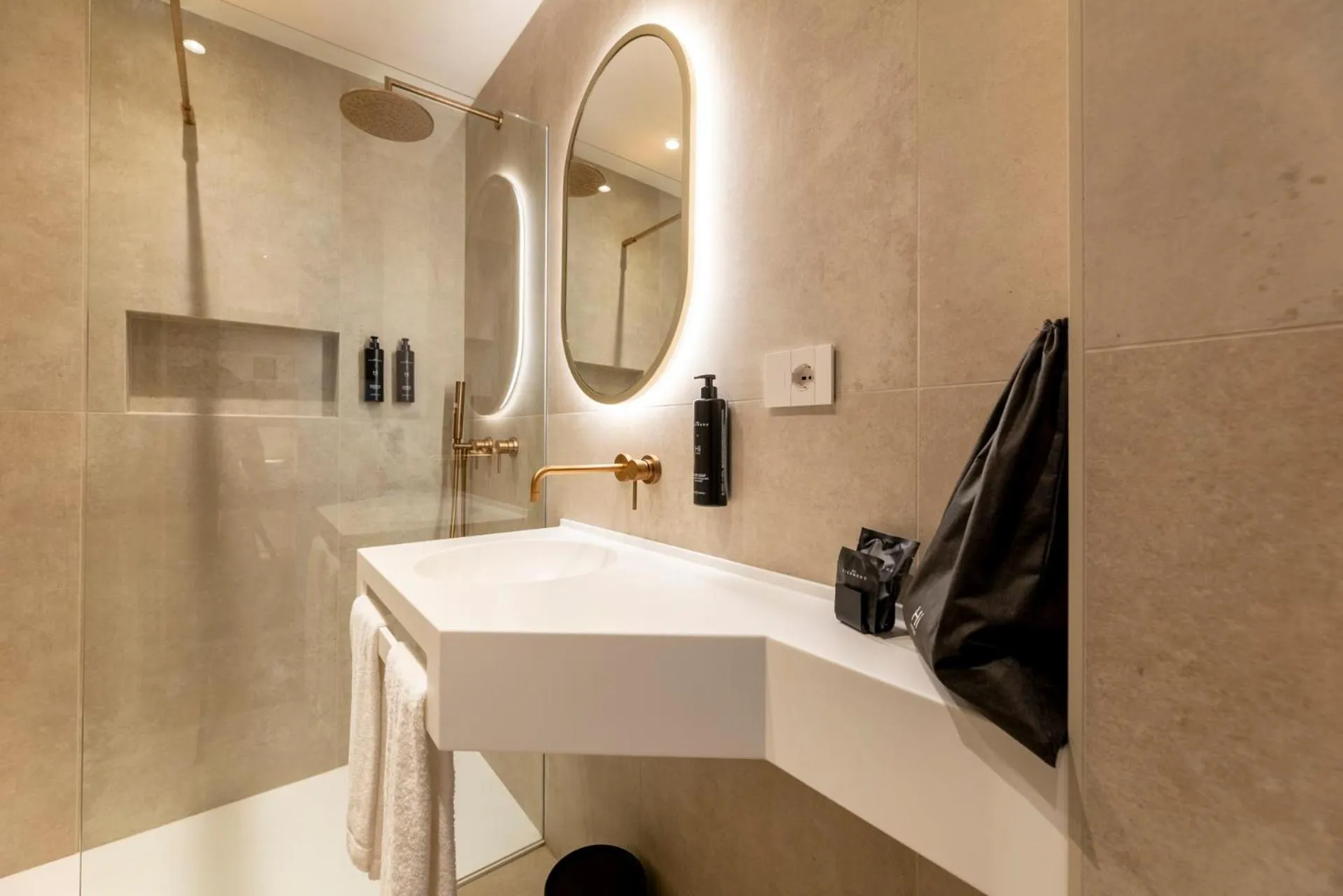 Bathroom in Hi Hotels Sirmione - Lakeview Pool