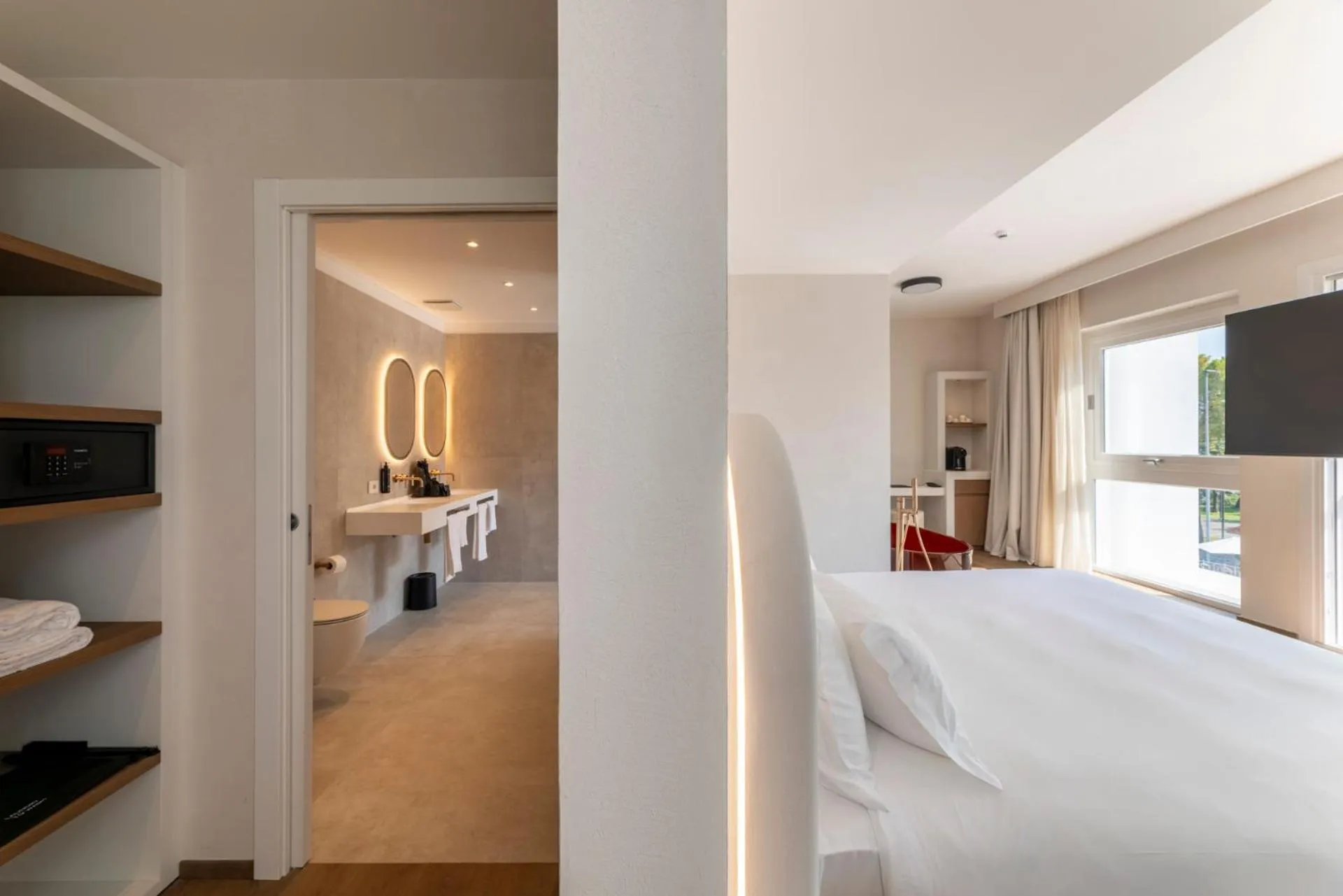 Bedroom, Bed in Hi Hotels Sirmione - Lakeview Pool