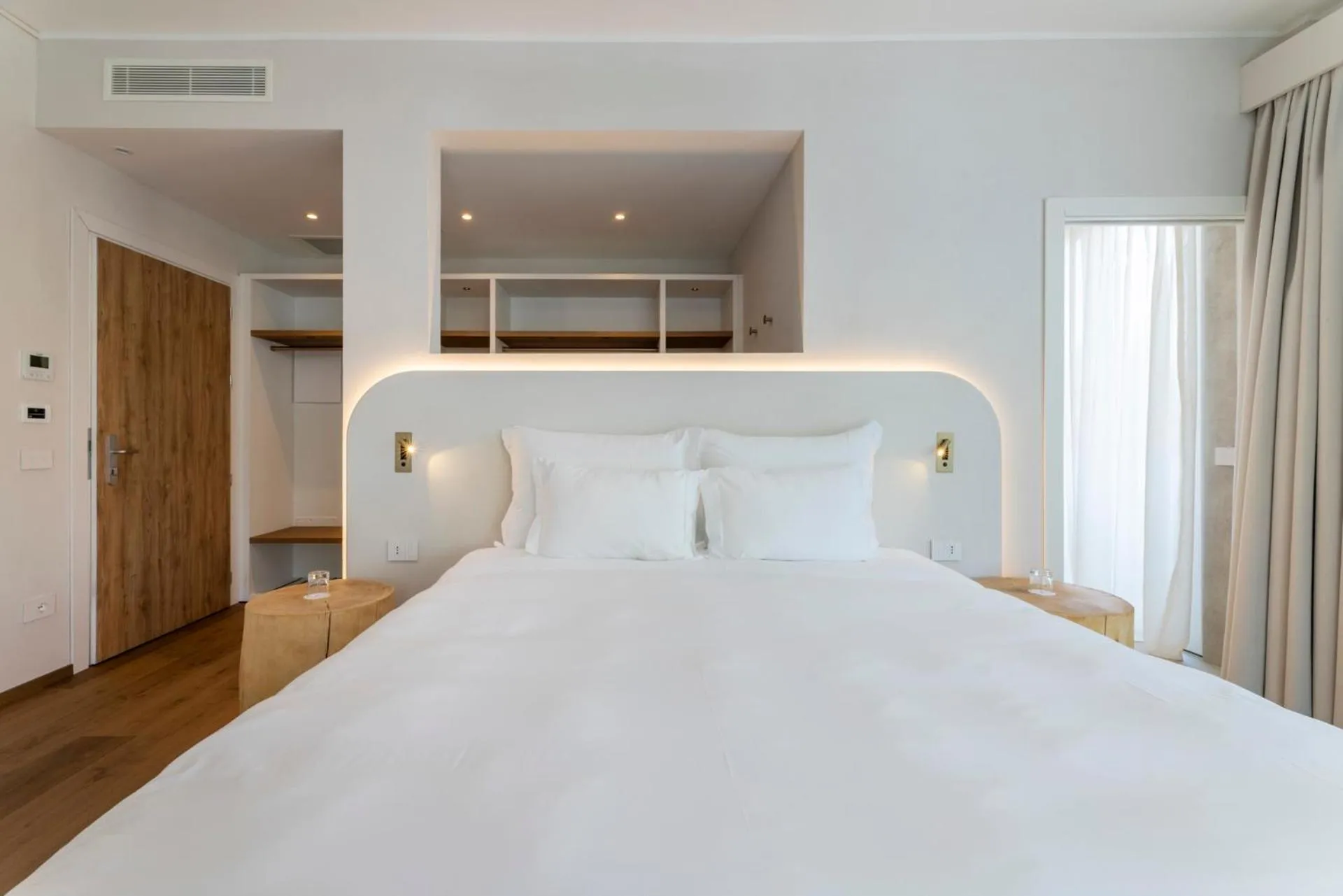 Bed in Hi Hotels Sirmione - Lakeview Pool