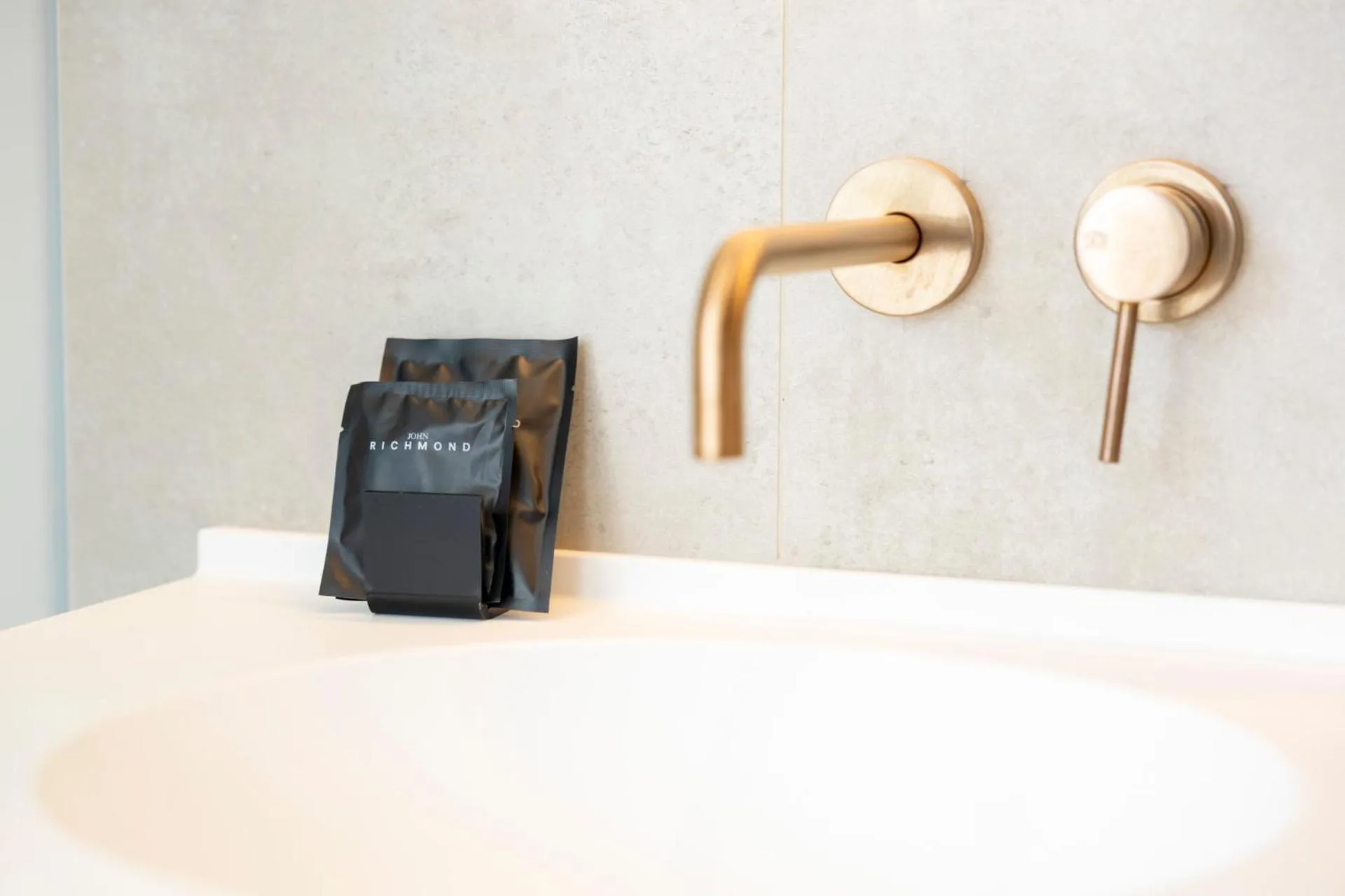 Bathroom in Hi Hotels Sirmione - Lakeview Pool