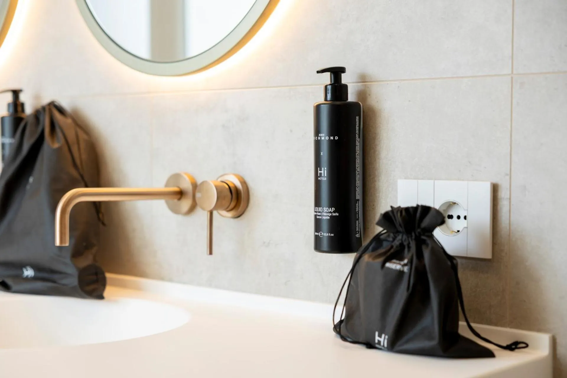 Bathroom in Hi Hotels Sirmione - Lakeview Pool